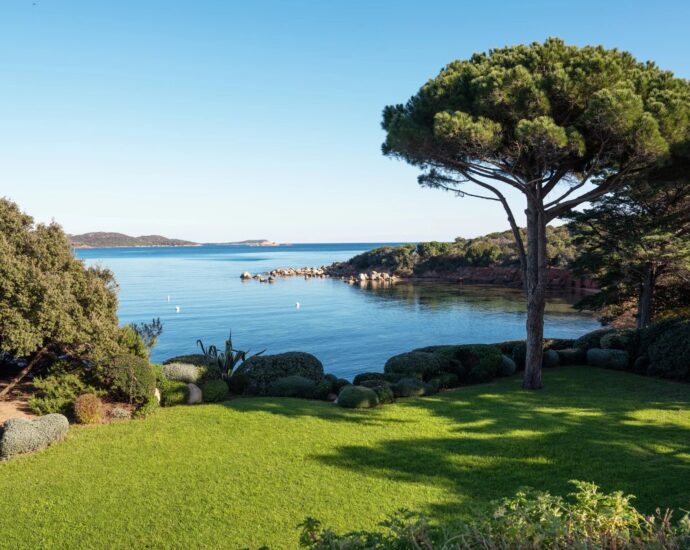 Exclusivité, Domaine de Cala Rossa, La Testa, Propriété exceptionnelle pied dans l&rsquo;eau, 2 villas, 7 chambres, piscine, plage à pied, vue mer panoramique