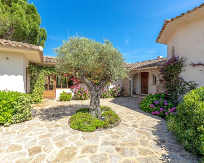 Private estate of Punta d’Arasu, panoramic sea-view villa, 5 bedrooms, swimming pool, beach within walking distance.
