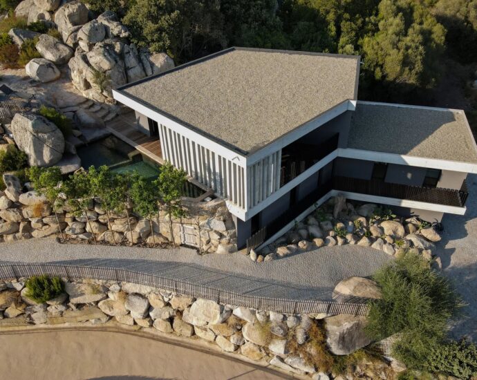 Lecci – 4 bedroom villa with pool and garage, nestled among the rocks