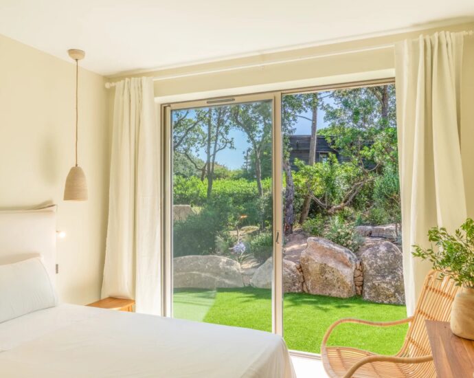 Exclusivité, Domaine de Cala Rossa, La Testa, Propriété exceptionnelle pied dans l&rsquo;eau, 2 villas, 7 chambres, piscine, plage à pied, vue mer panoramique