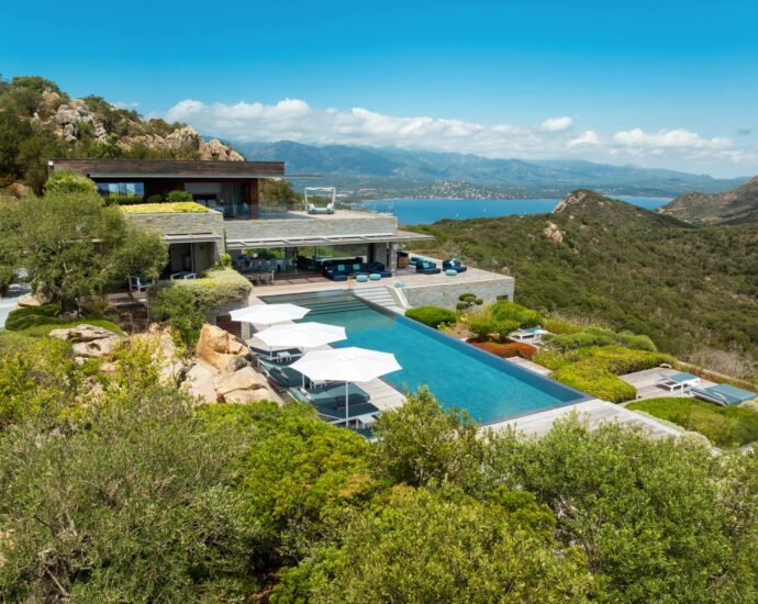 Porto-Vecchio, Palombaggia, villa 7 chambres, piscine, vue mer panoramique, proche plage