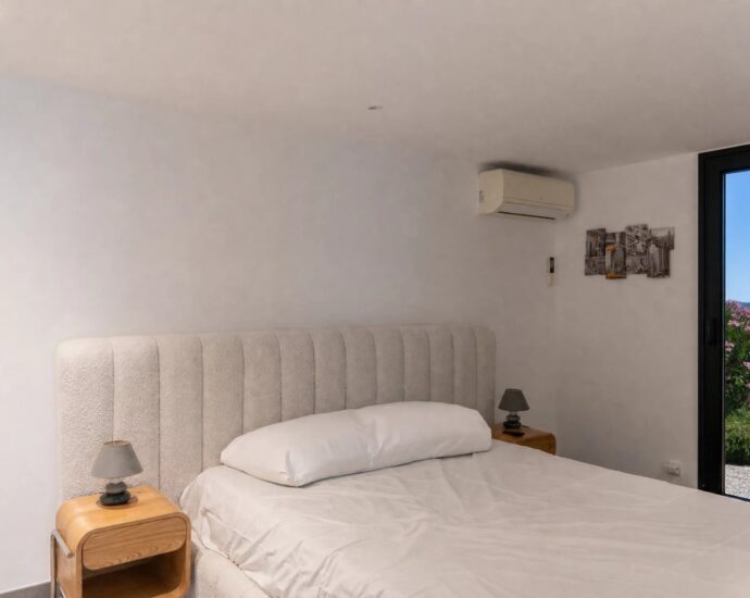 Pinarello, Villa vue mer panoramique, 4 chambres, piscine à débordement, plage à pied