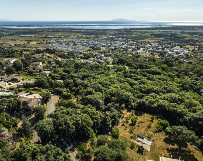 Grand Bastia, Borgo, terrain constructible avec permis, vue mer, proche plages et commerces