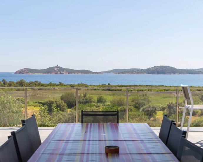 Pinarello, Villa vue mer panoramique, 4 chambres, piscine à débordement, plage à pied