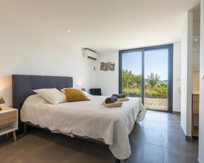 Pinarello, Villa vue mer panoramique, 4 chambres, piscine à débordement, plage à pied