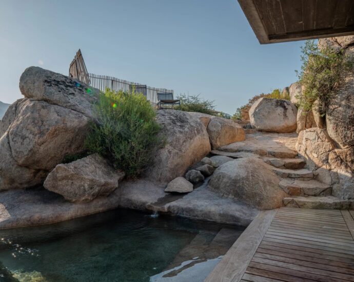 Lecci – 4 bedroom villa with pool and garage, nestled among the rocks