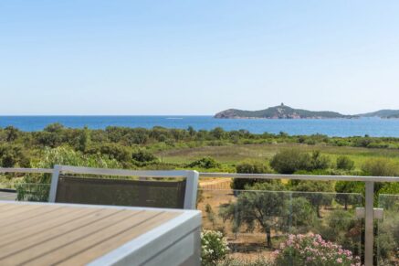 Pinarello, Villa vue mer panoramique, 4 chambres, piscine à débordement, plage à pied