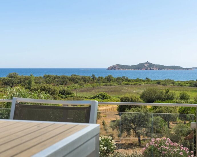 Pinarello, Villa vue mer panoramique, 4 chambres, piscine à débordement, plage à pied