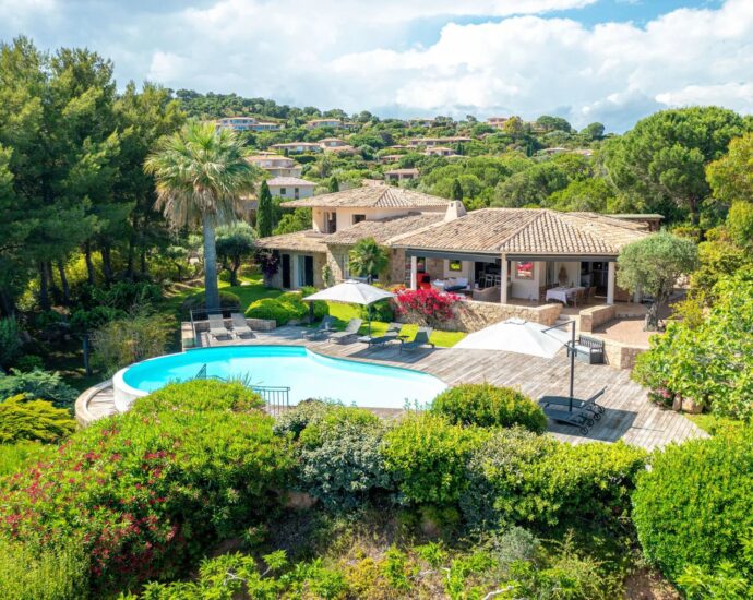Private estate of Punta d’Arasu, panoramic sea-view villa, 5 bedrooms, swimming pool, beach within walking distance.