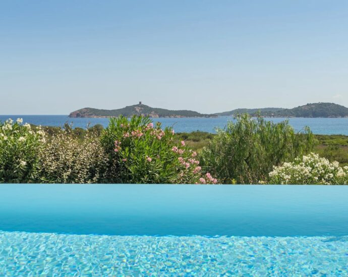 Pinarello, Villa vue mer panoramique, 4 chambres, piscine à débordement, plage à pied