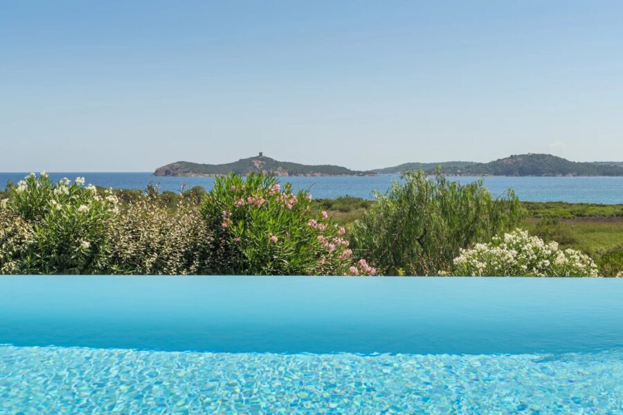 Pinarello, Villa vue mer panoramique, 4 chambres, piscine à débordement, plage à pied