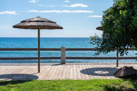 Cap Corse, Sisco, Domaine privé pieds dans l&rsquo;eau, 4 logements, espaces extérieurs, projet résidentiel ou touristique, vue et accès direct à la mer