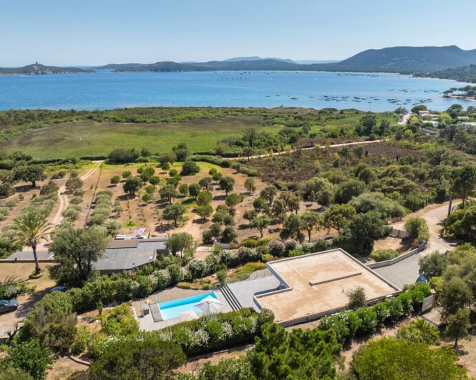 Pinarello, Villa vue mer panoramique, 4 chambres, piscine à débordement, plage à pied
