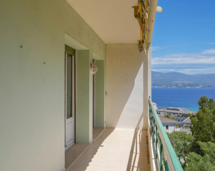 Exclusivité, Ajaccio, Quartier du Trottel, Appartement vue mer, 3 chambres, terrasses, plage à pied