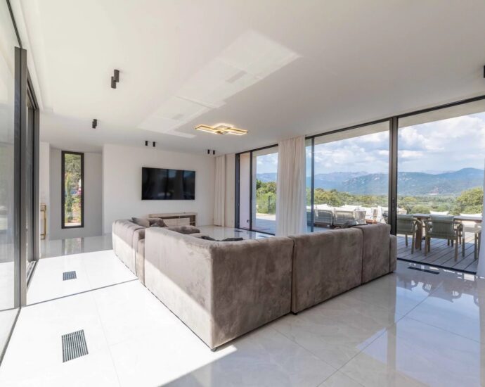 Exclusivité, Caramontino, Domaine privé d&rsquo;Arinella, Villa 6 chambres, piscine, jacuzzi, vue montagnes, plage à pied