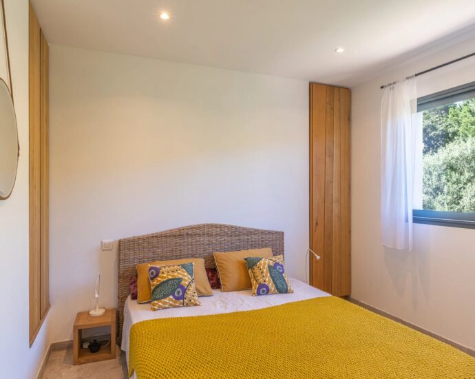 Sainte-Lucie-de-Porto-Vecchio, Villa vue mer,  plage à 400 mètres, 6 chambres, piscine