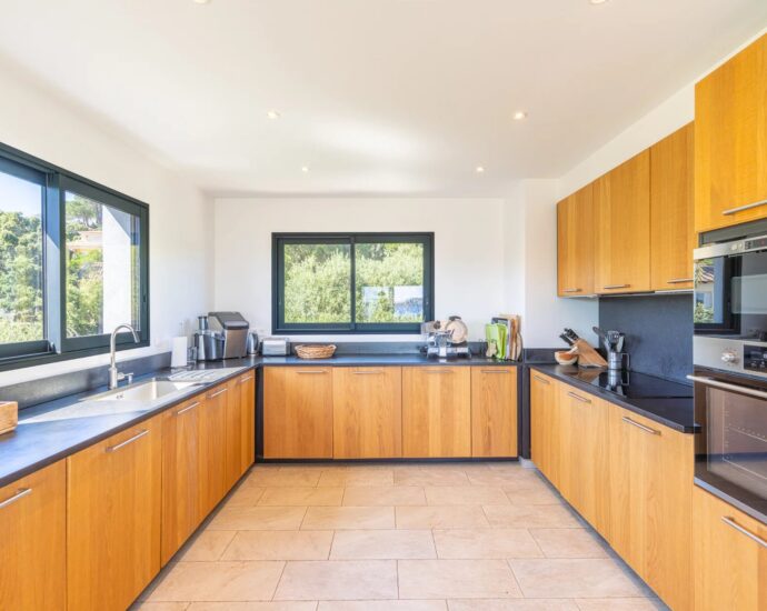 Sainte-Lucie-de-Porto-Vecchio, Villa vue mer,  plage à 400 mètres, 6 chambres, piscine
