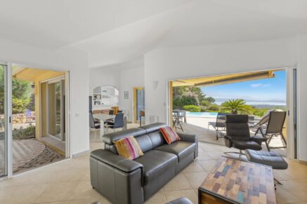 Exclusivité, Arasu , Villa vue mer panoramique, 3 chambres,  garage, piscine à débordement, proche plage