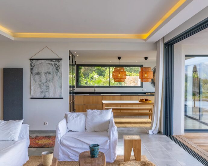 Private Cala Rossa Estate, Sea View Villa with 5 Bedrooms, Heated Pool & Walking Distance to the Beach
