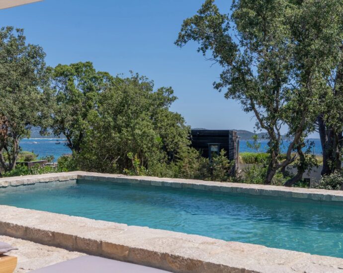 Exclusivité, Domaine de Cala Rossa, La Testa, Propriété exceptionnelle pied dans l&rsquo;eau, 2 villas, 7 chambres, piscine, plage à pied, vue mer panoramique