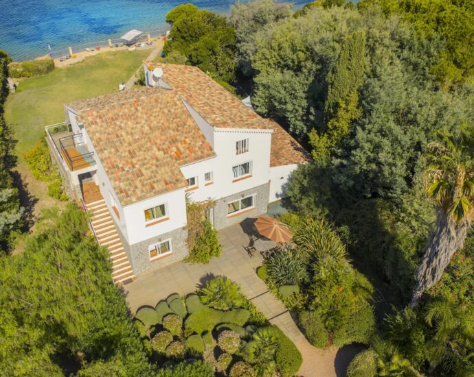 Porticcio, Rive Sud d&rsquo;Ajaccio, Villa pied dans l&rsquo;eau, 5 Chambres, vue mer panoramique, accès plage à pied