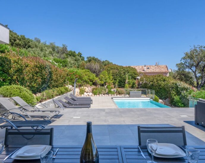 Pinarello, Villa vue mer panoramique, 4 chambres, piscine à débordement, plage à pied