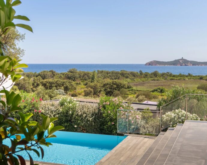 Pinarello, Villa vue mer panoramique, 4 chambres, piscine à débordement, plage à pied