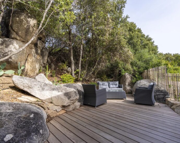 Lecci – 4 bedroom villa with pool and garage, nestled among the rocks