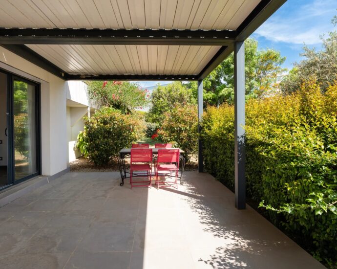 Rive Sud D&rsquo;Ajaccio, Agosta Plage, Villa contemporaine, 5 chambres, vue mer, piscine à débordement, jacuzzi, proche plage