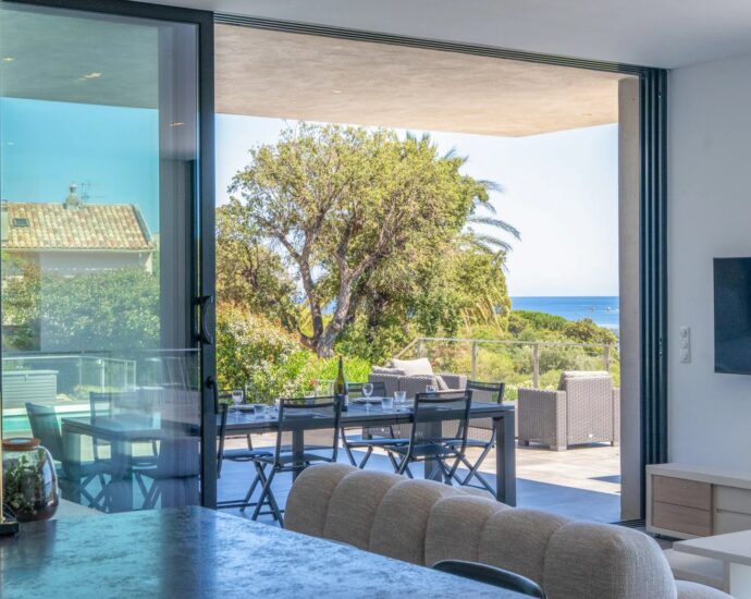 Pinarello, Villa vue mer panoramique, 4 chambres, piscine à débordement, plage à pied