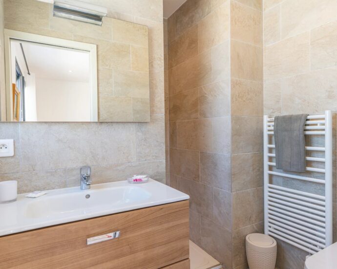 Sainte-Lucie-de-Porto-Vecchio, Villa vue mer,  plage à 400 mètres, 6 chambres, piscine