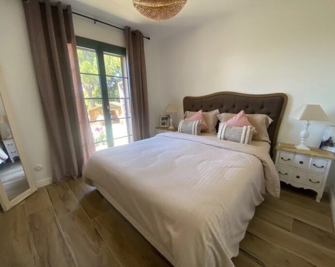 Exlusivité, Région de Saint-Florent, Poggio d’Oletta, villa 4 chambres, piscine, jacuzzi, vue dégagée mer et montagnes, proche plage