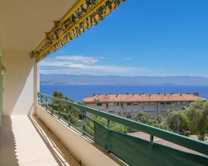 Exclusivité, Ajaccio, Quartier du Trottel, Appartement vue mer, 3 chambres, terrasses, plage à pied