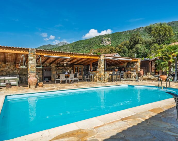 Patrimonio, 3-Bedroom Villa with Heated Pool, Panoramic Views, Close to Beaches