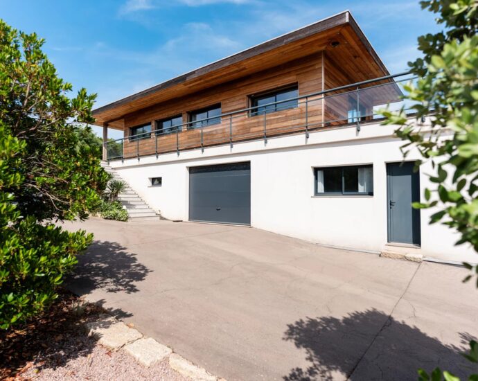 Rive Sud D&rsquo;Ajaccio, Agosta Plage, Villa contemporaine, 5 chambres, vue mer, piscine à débordement, jacuzzi, proche plage