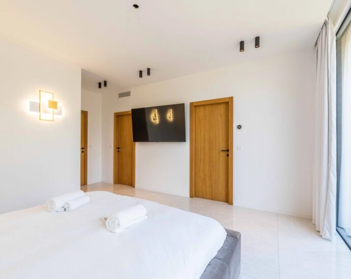 Exclusivité, Caramontino, Domaine privé d&rsquo;Arinella, Villa 6 chambres, piscine, jacuzzi, vue montagnes, plage à pied