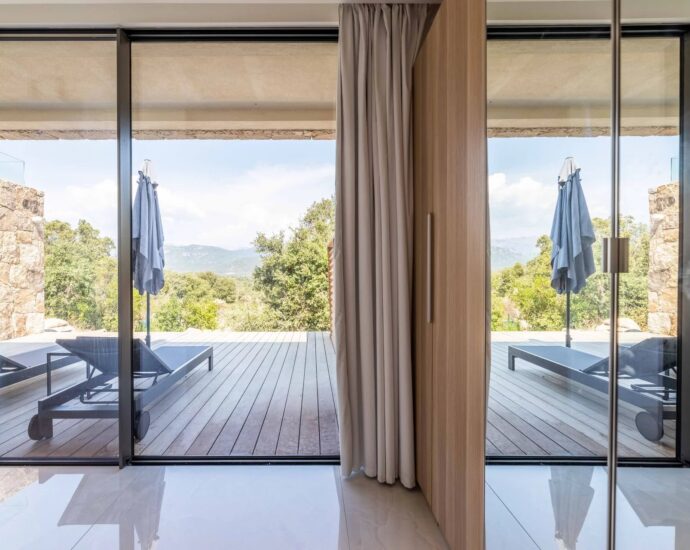 Exclusivité, Caramontino, Domaine privé d&rsquo;Arinella, Villa 6 chambres, piscine, jacuzzi, vue montagnes, plage à pied