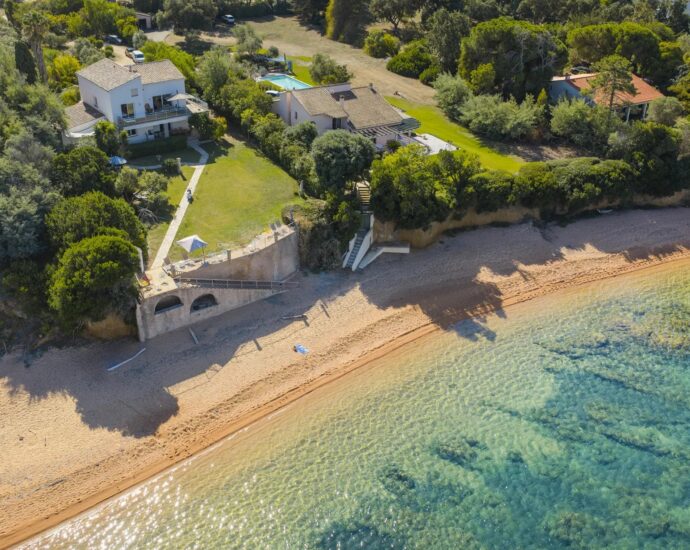 Porticcio, Rive Sud d&rsquo;Ajaccio, Villa pied dans l&rsquo;eau, 5 Chambres, vue mer panoramique, accès plage à pied