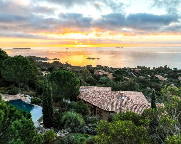 Porto-Vecchio, Palombaggia, Panoramic sea-view villa, 6 bedrooms, within walking distance of the beach