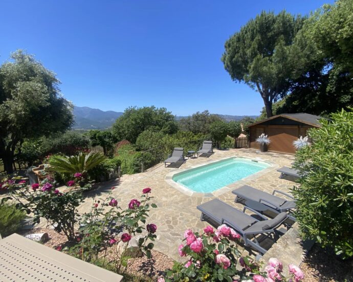 Exlusivité, Région de Saint-Florent, Poggio d’Oletta, villa 4 chambres, piscine, jacuzzi, vue dégagée mer et montagnes, proche plage