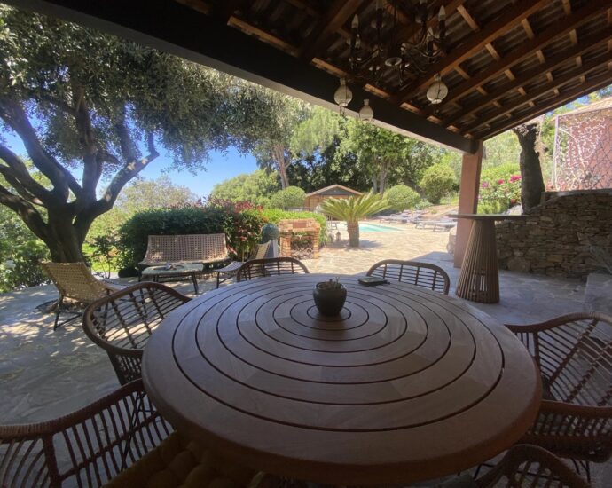 Exlusivité, Région de Saint-Florent, Poggio d’Oletta, villa 4 chambres, piscine, jacuzzi, vue dégagée mer et montagnes, proche plage