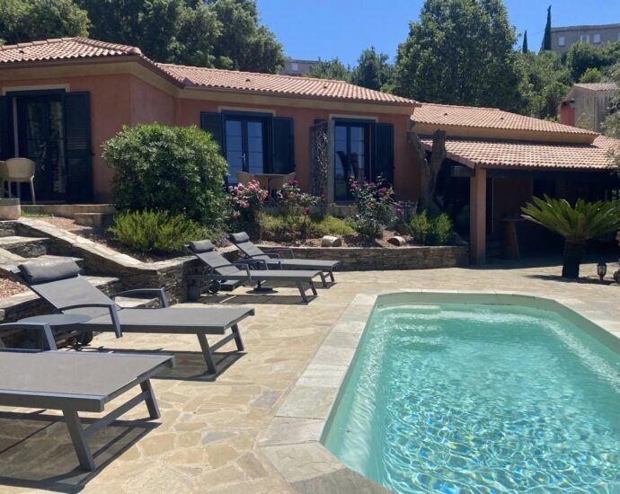 Exlusivité, Région de Saint-Florent, Poggio d’Oletta, villa 4 chambres, piscine, jacuzzi, vue dégagée mer et montagnes, proche plage