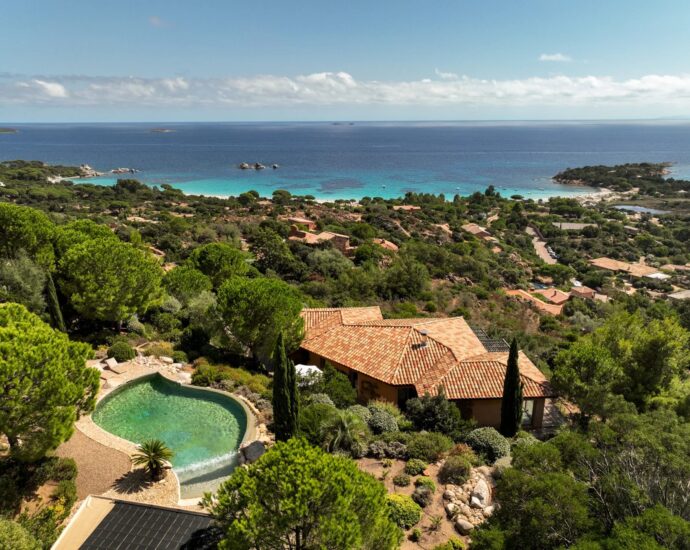 Porto-Vecchio, Palombaggia, Panoramic sea-view villa, 6 bedrooms, within walking distance of the beach