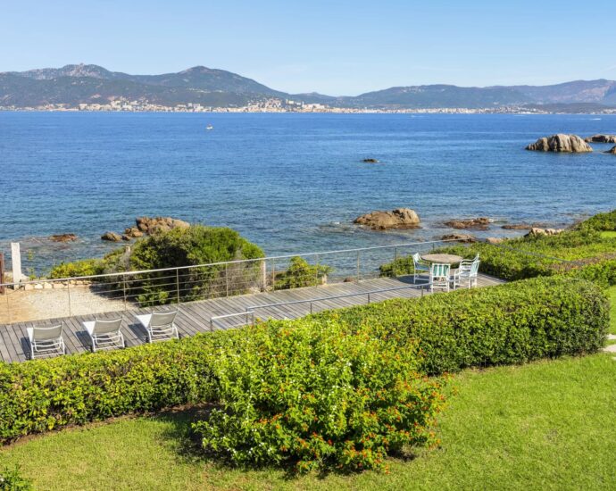 Porticcio, Presqu’île d’Isolella, Villa pieds dans l&rsquo;eau, 7 chambres, piscine, plage à pied, vue mer panoramique