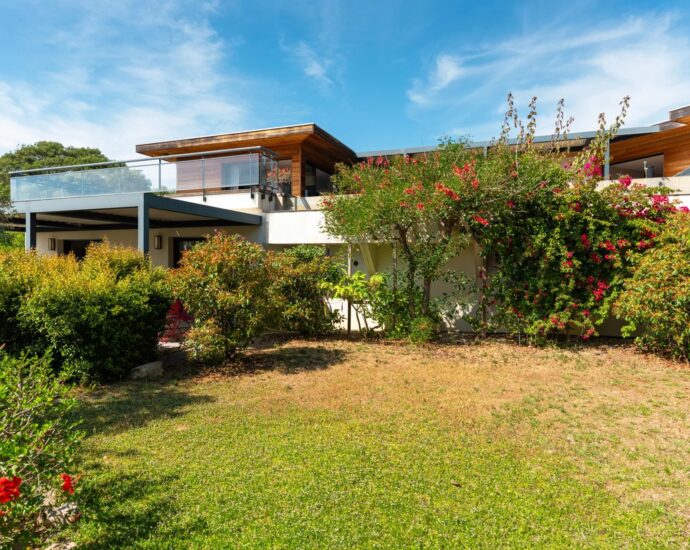 Rive Sud D&rsquo;Ajaccio, Agosta Plage, Villa contemporaine, 5 chambres, vue mer, piscine à débordement, jacuzzi, proche plage