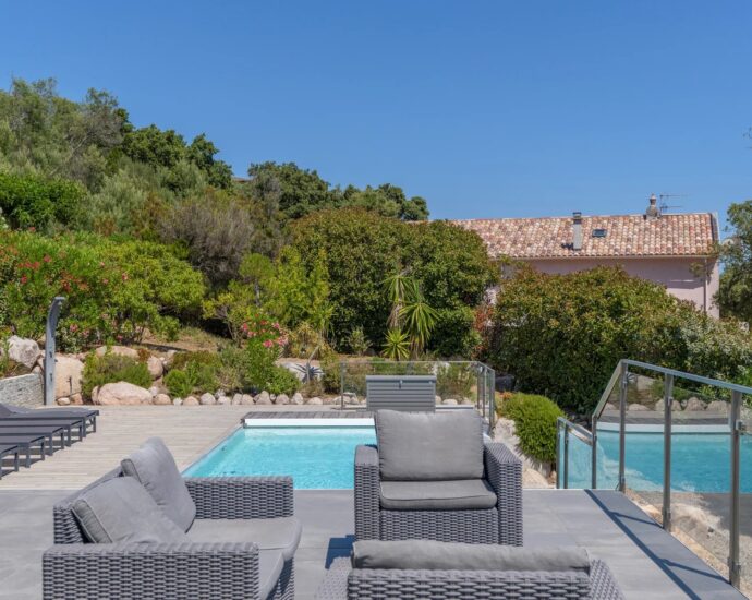 Pinarello, Villa vue mer panoramique, 4 chambres, piscine à débordement, plage à pied