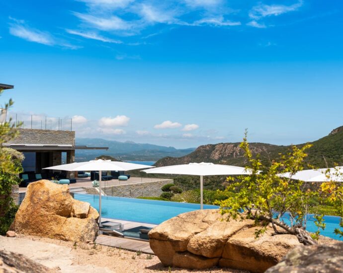 Porto-Vecchio, Palombaggia, villa 7 chambres, piscine, vue mer panoramique, proche plage