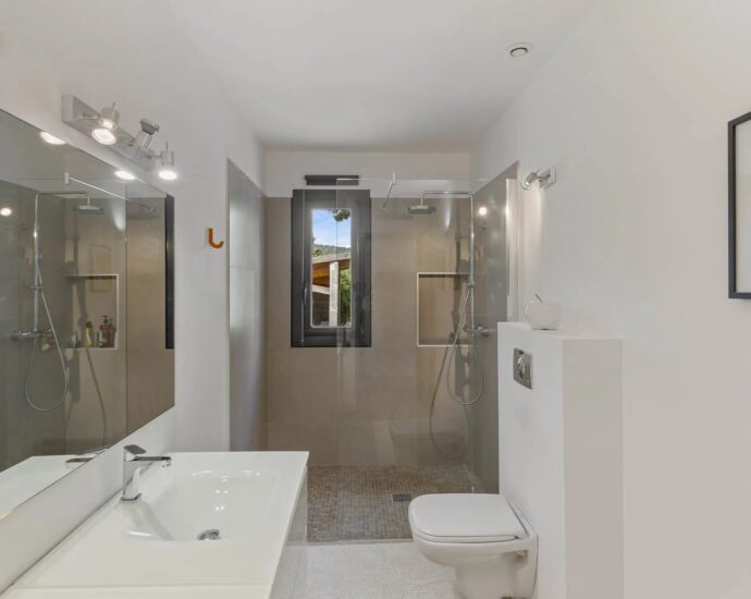 Sainte-Lucie de Porto-Vecchio, villa contemporaine avec piscine et 4 chambres en plein coeur du village