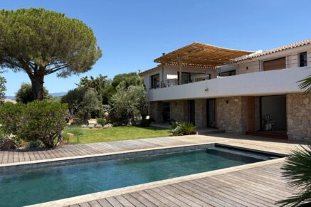 Porto-Vecchio, Santa Giulia Cala d’Oro, villa 5 bedrooms, pool and sea view, beach walking