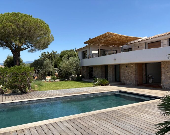 Porto-Vecchio, Santa Giulia Cala d’Oro, villa 5 bedrooms, pool and sea view, beach walking
